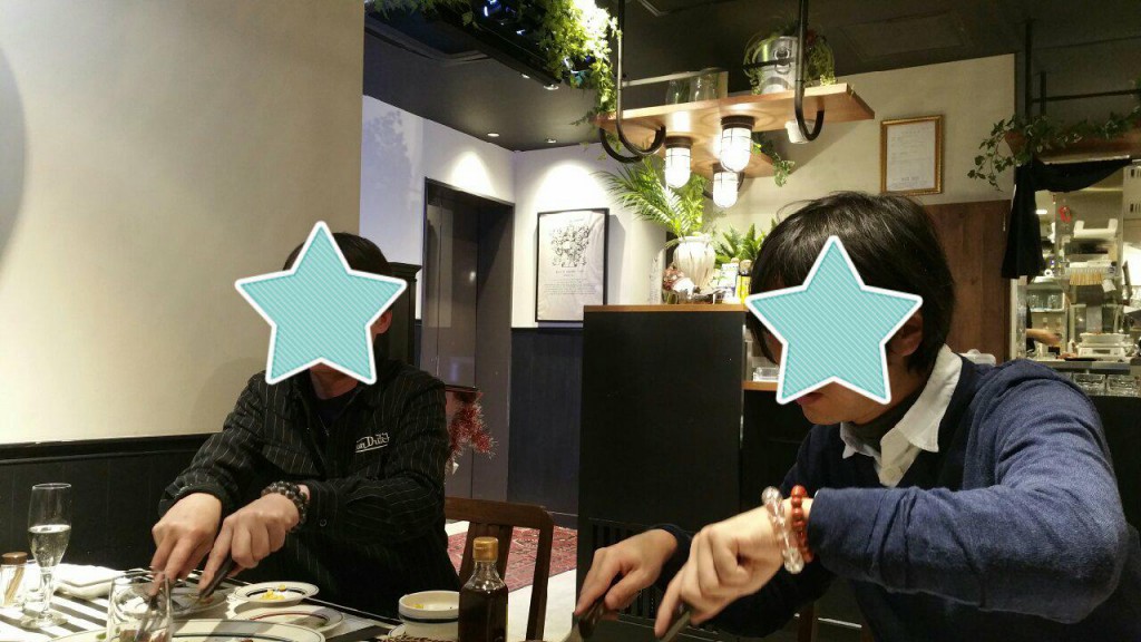 ステーキを切るクリスタル男子2人